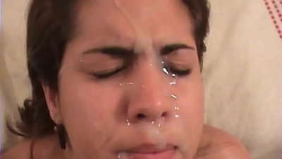 Ilus ladina brünett on karmi seksiga